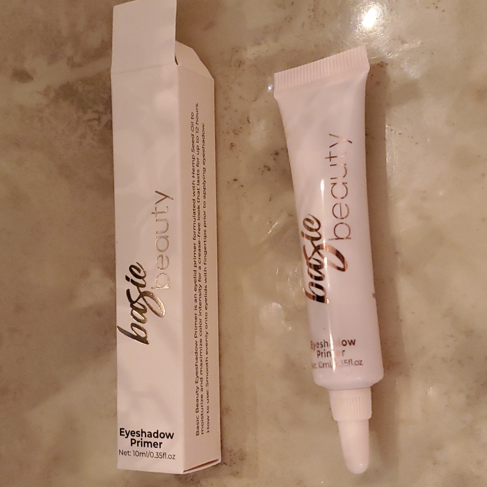 Eyeshadow Primer - Picture 1 of 2